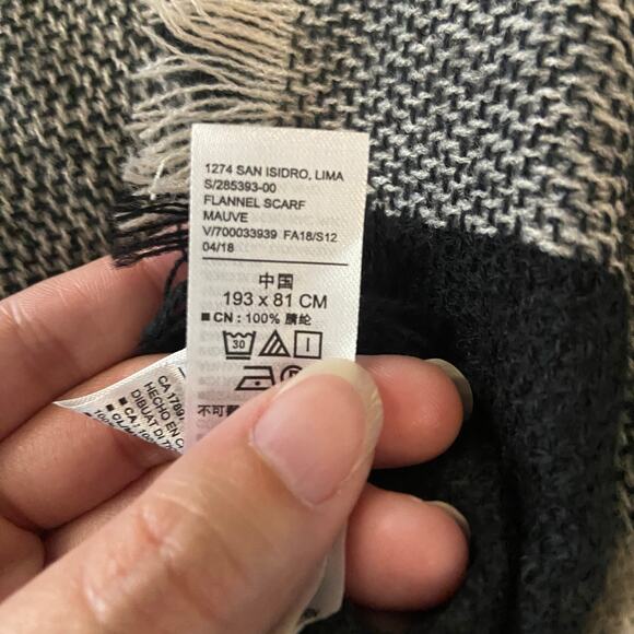 Old Navy Women's Black Plaid Flannel Blanket Scarf New with Tag - Picture 6 of 7